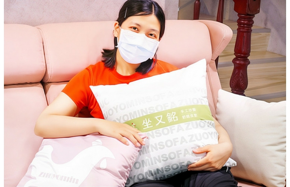 【台中沙發推薦｜台中床墊試躺推薦｜家具店參觀心得】坐又銘沙發評價：全款式升級為舒適度更高的滑軌沙發，更提供滑軌五金保固10年、功能五金保固1年、終身保修