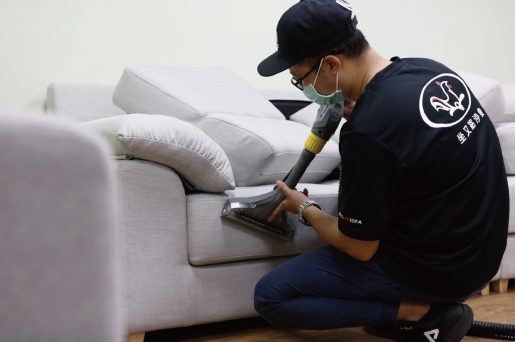消滅塵蹣「坐又銘清潔超人」到府為沙發床墊做SPA